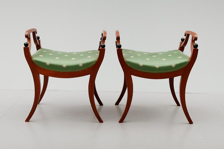 TABURETTER, 1 par, Karl Johan, 1800-talets första hälft.