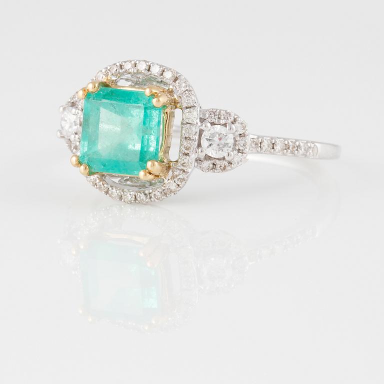RING, 18K vitguld med briljantslipade diamanter ca 0.30 ct samt smaragdslipad smaragd ca 1.15 ct. Vikt 3,1 gram.