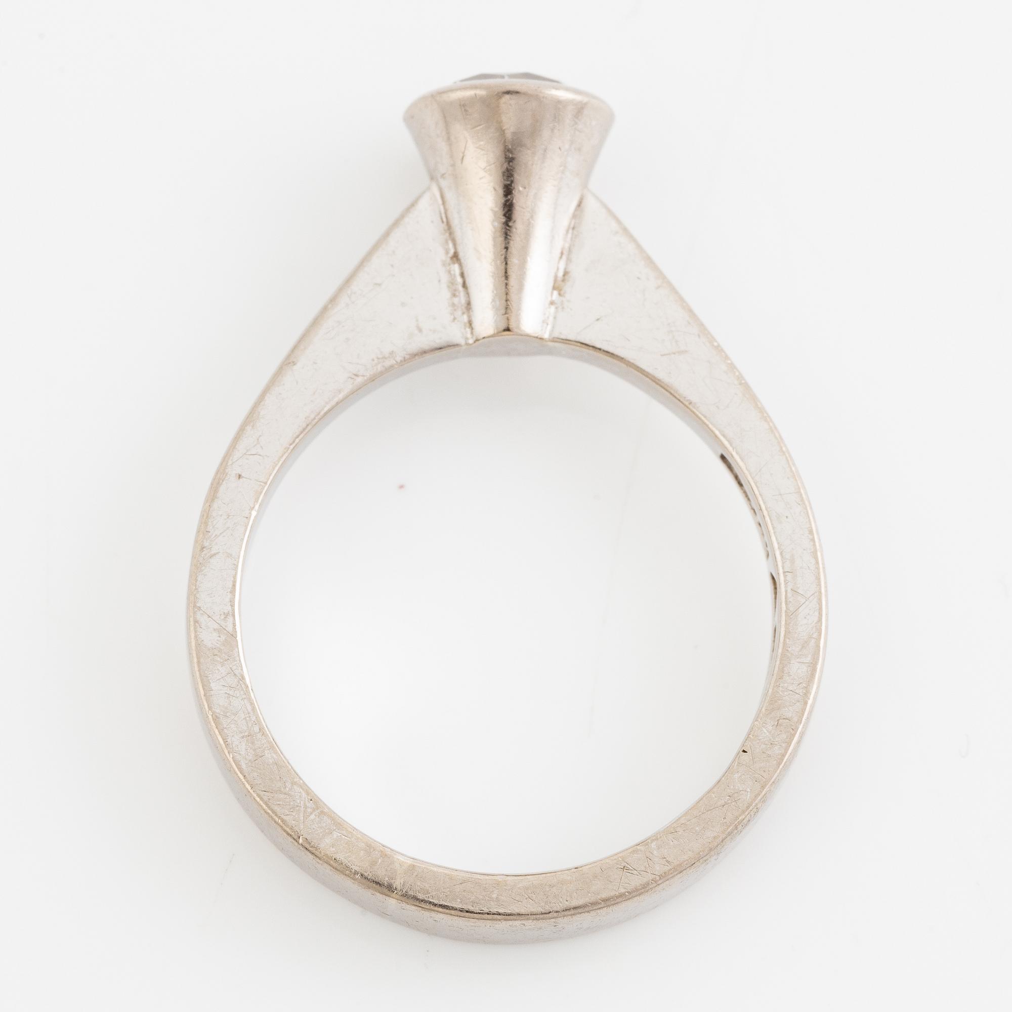 Ring, 18K  vitguld med briljantslipad diamant, 0.72 ct enligt gravyr.
