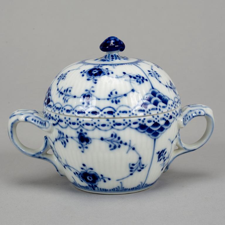 Royal Copenhagen, a 'Musselmalet' part service, Denmark (14 pieces).