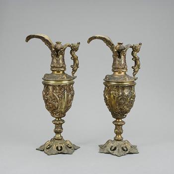 DEKORATIONSURNOR, ett par, gulmetall, Spanien, 1900-tal.