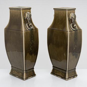 A pair of Chinese urns, first half of the 20th century.