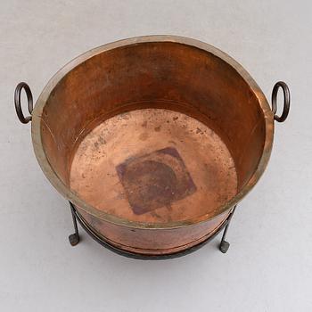 KITTEL PÅ STÄLL, koppar och smide, 1800-tal.