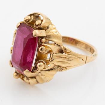 Ring 18K gold with synthetic red stone.