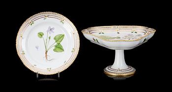 SKÅL PÅ FOT OCH ASSIETT, porslin, Flora Danica, Royal Copenhagen, 1900-tal.