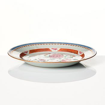 Tallrikar, 12 stycken samt ett fat, kompaniporslin. Qingdynastin, Qianlong (1736-95).