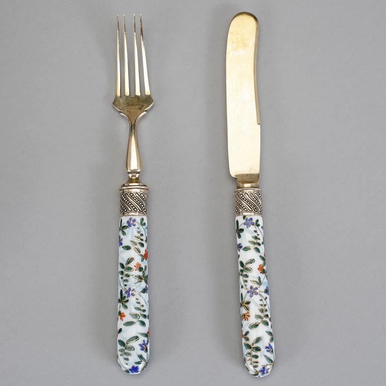 BESTICKSERVIS, 24 delar, silver och porslin, C G Hallberg, Stockholm 1881, total vikt cirka 1140 gram.