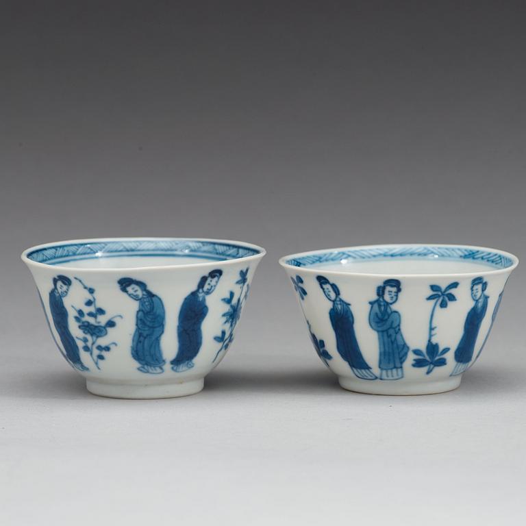 A pair of blue and white cups with stands, Qing dynasty, Kangxi (1662-1722).