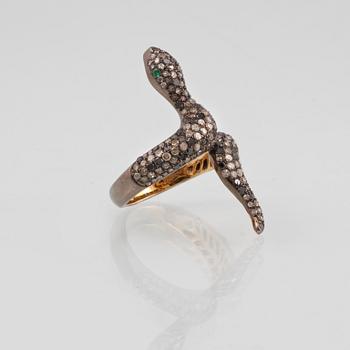 RING, förgyllt silver med fasettslipade diamanter ca 1.98 ct samt smaragder ca 0.03 ct. Vikt 5,0 gram.