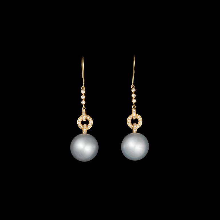 A PAIR OF EARRINGS, 18K gold, South Sea pearls, diamonds. Weight c. 8.9 g.