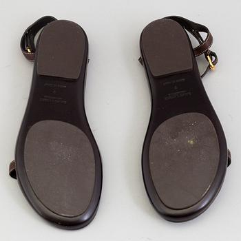 A pair of darkbrown leather sandals by Ralph Lauren.