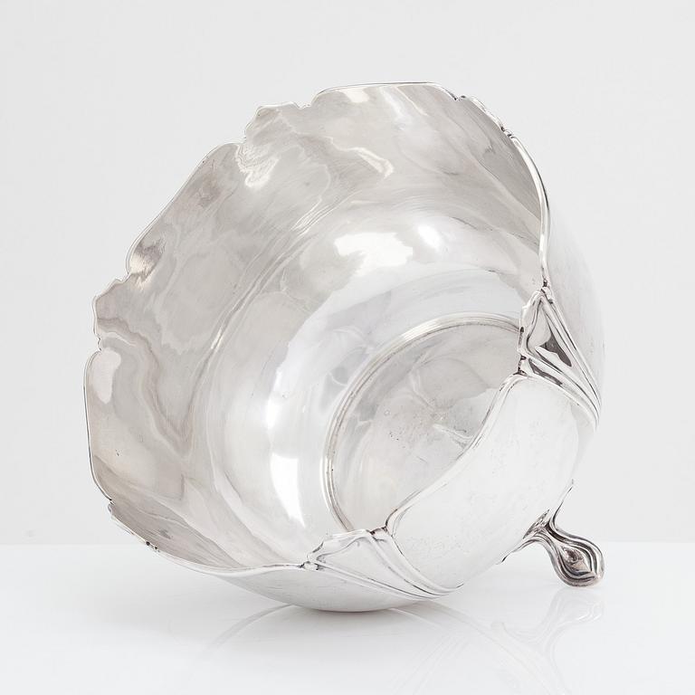 A footed sterling silver bowl, Atkin Brothers, Sheffield Englanti 1905.