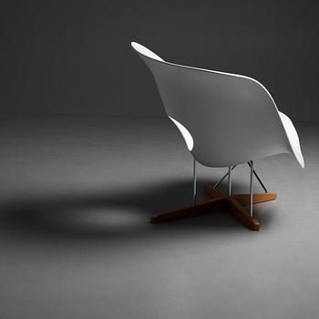 Charles & Ray Eames, "La Chaise",  Vitra 2012.