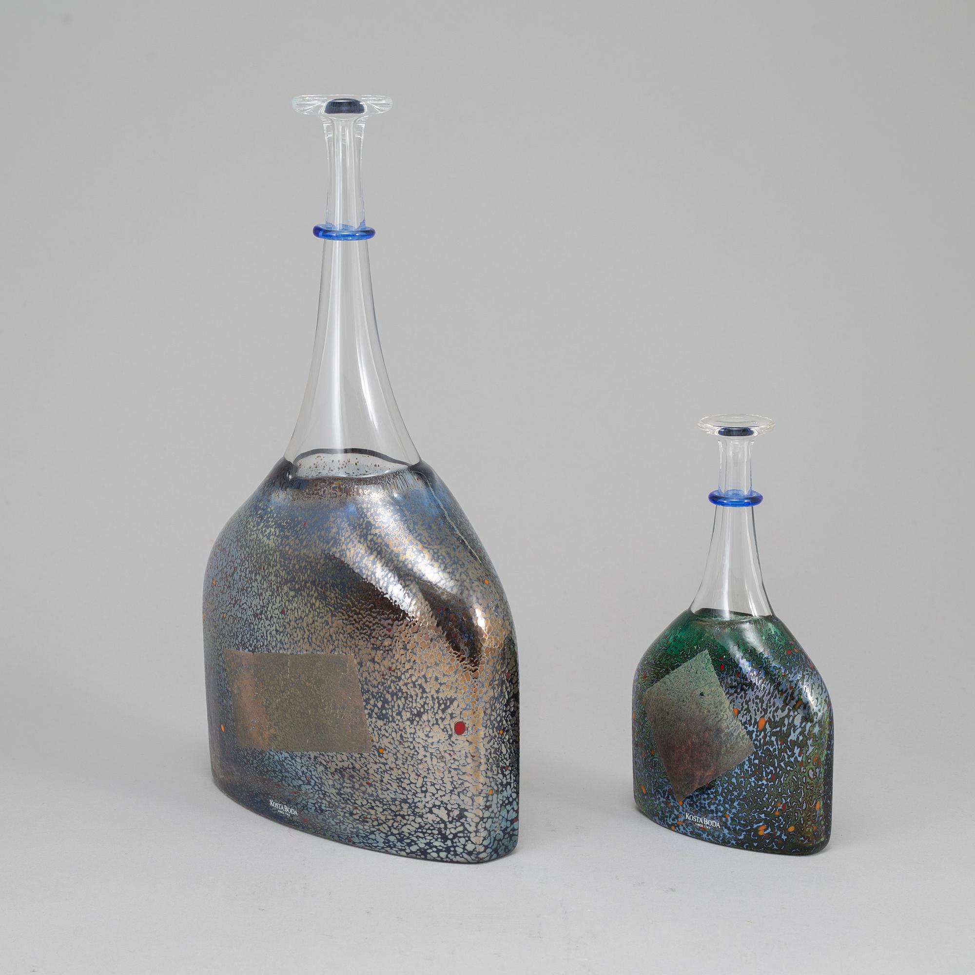 BERTIL VALLIEN, two glass vases from Kosta Boda Artist Collection.