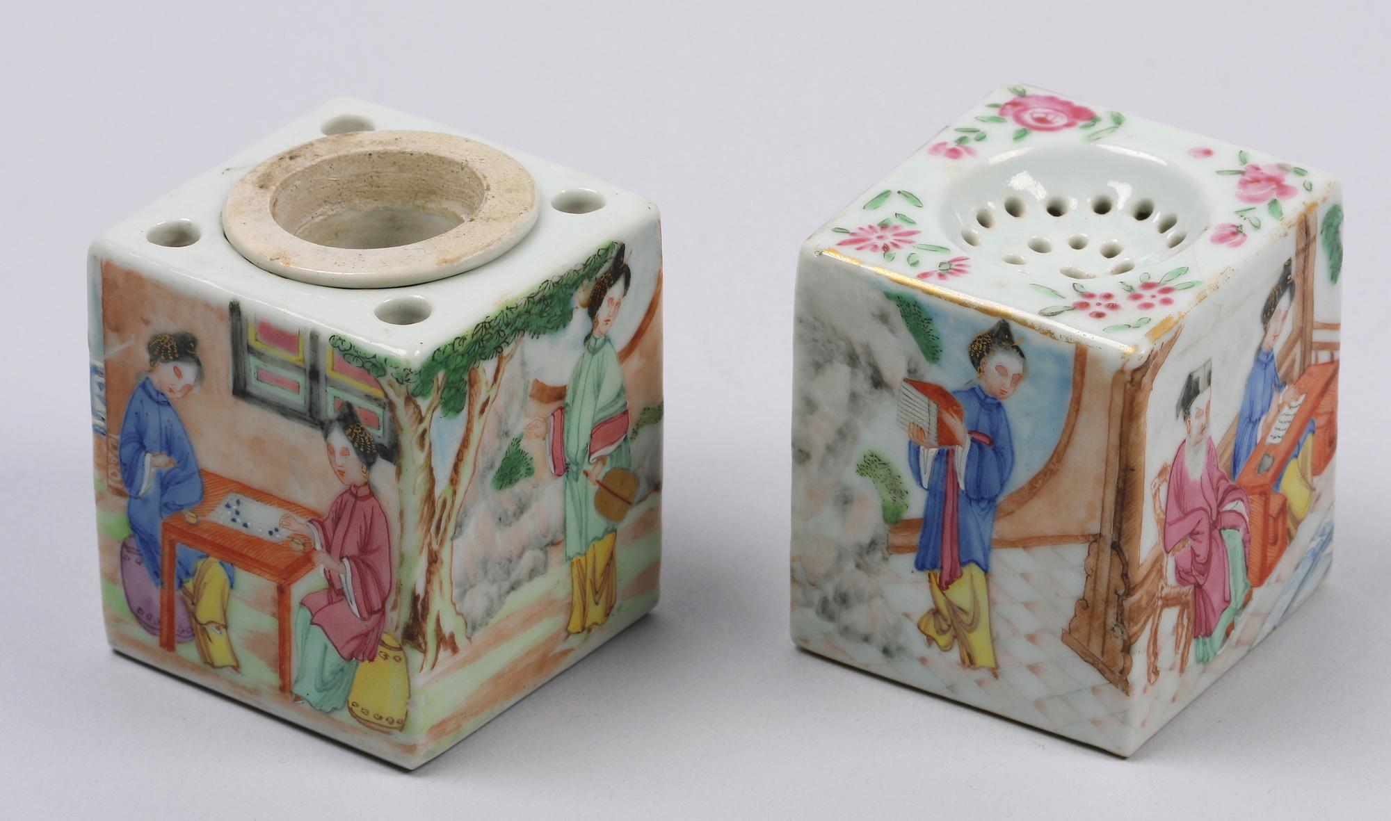 STRÖARE OCH BLÄCKHORN. Porslin. Kina 1800-tal.