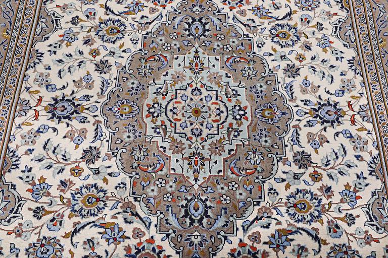 A Kashan carpet, c. 294 x 189 cm.