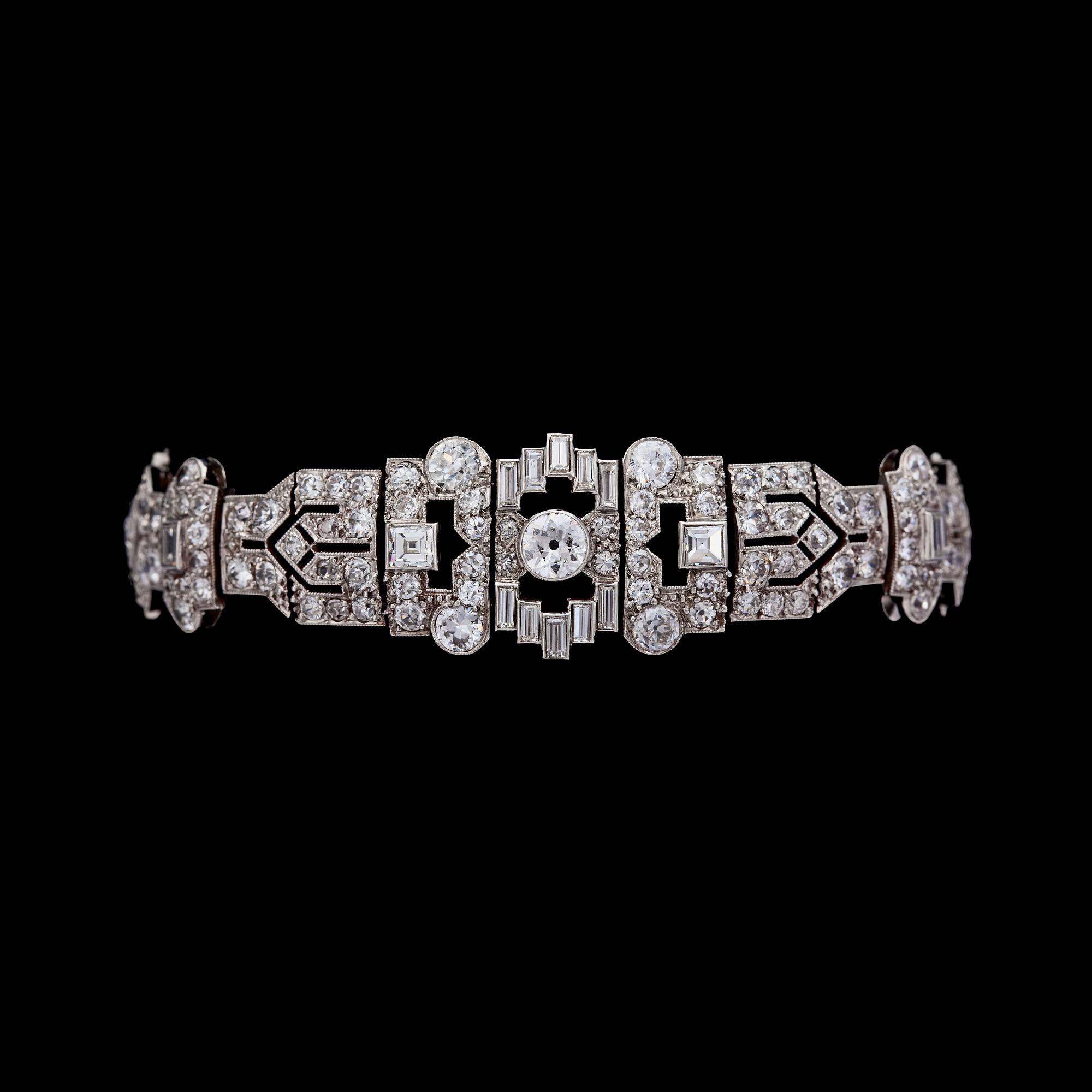 ARMBAND, gammal- square- och baguetteslipade diamanter, tot. ca 15 ct. 1930-tal.