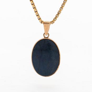 A 14K gold necklace with a spectrolite pendant. Finnsih control marks.