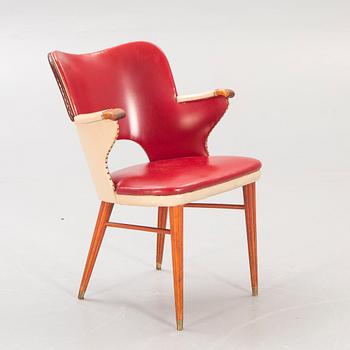 A pair of 1950s armchairs.