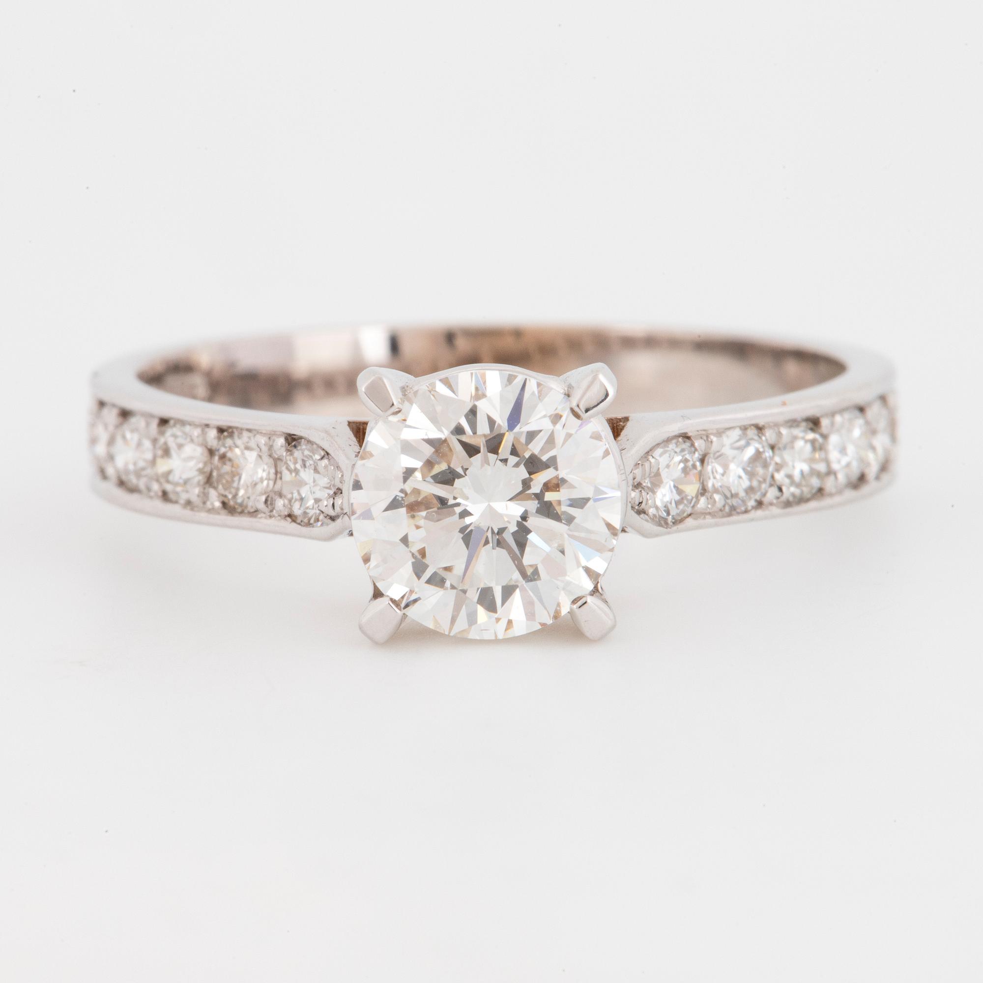 RING med briljantslipade diamanter.