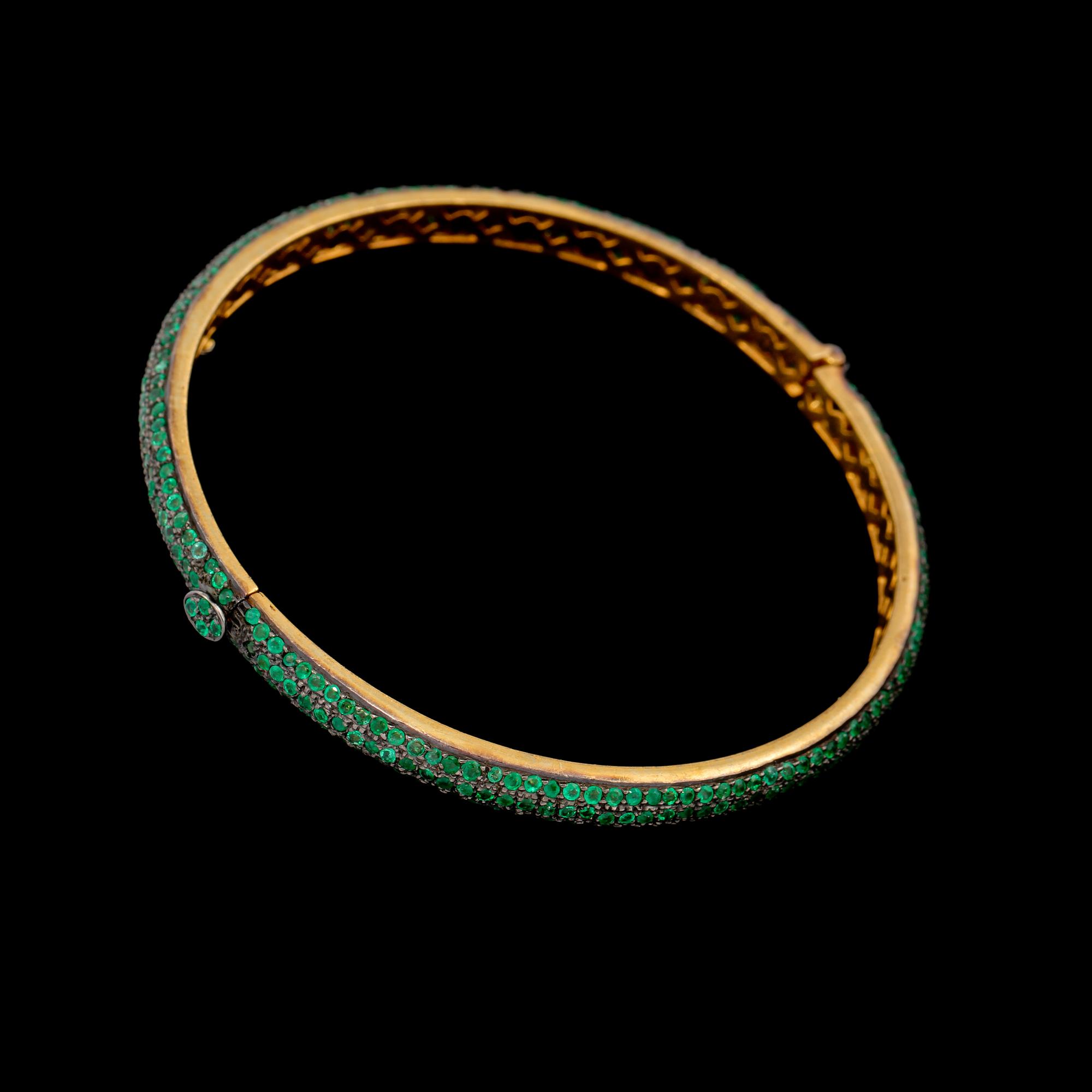 ARMRING, guld på silver samt fasettslipade smaragder. Vikt 16 g.