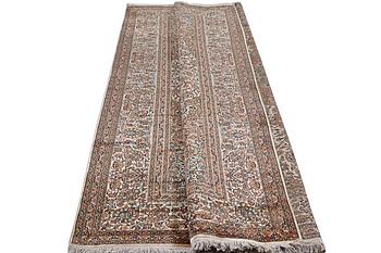 Matta, silke Kashmir, ca 303 x 216 cm.