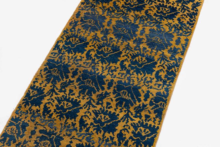 An antique Hamadan runner, Northwest Persia (Iran), c. 407 x 65 cm.