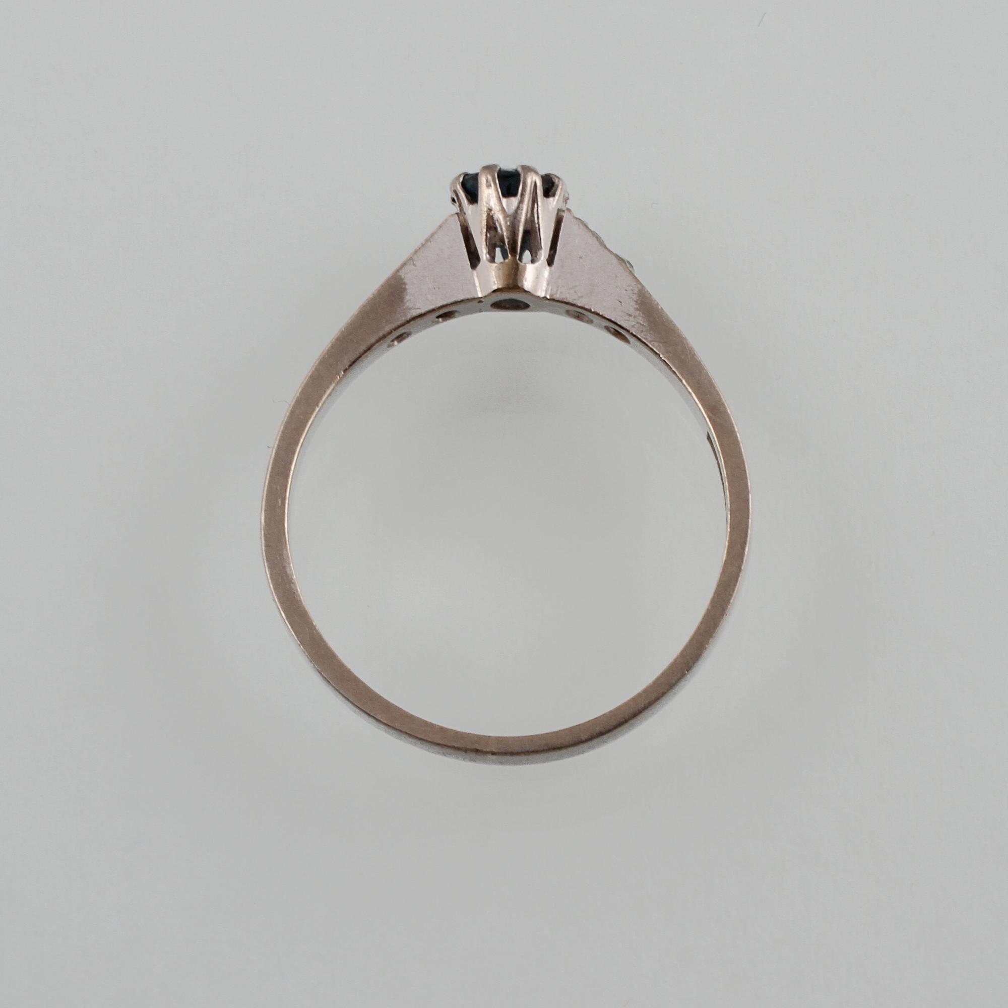 RING, 18K vitguld med blå safir samt 6 åttkantslipde diamanter, Bims Guldsmide, Göteborg, 1941. Vikt  2,5 gram.