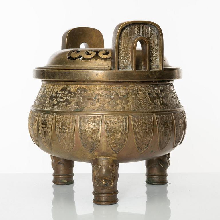 A large tripod copper alloy censer, 17th/18th Century.