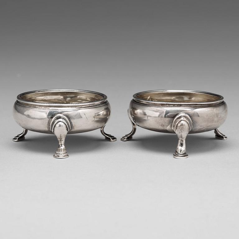 Saltkar, ett par, silver, oidentifierad mästare, London 1764.