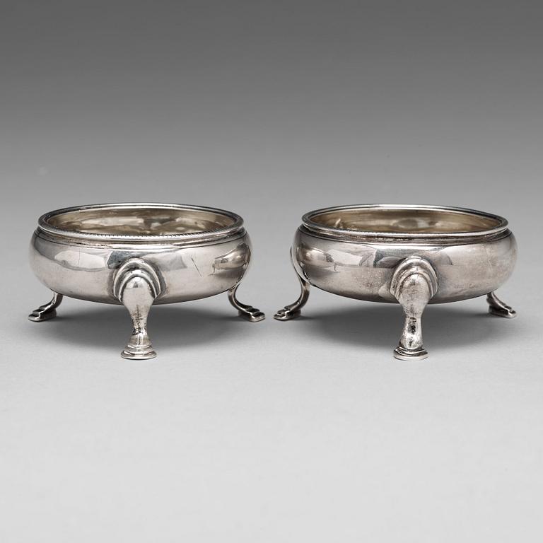 A pair of English 18th century parcel-gilt silver salt-cellars, unidentifyed mark (Grimwade #3688, 3689), London 1764.