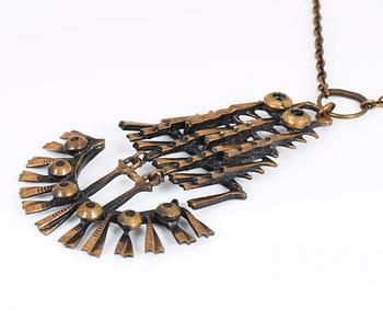 HÄNGEN, 2 st, brons, en av Pentti Sarpaneva, Finland, 1960-70-tals.
