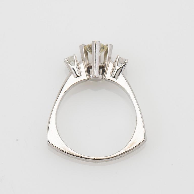 Ring, 18k vitguld med briljantslipade diamanter.
