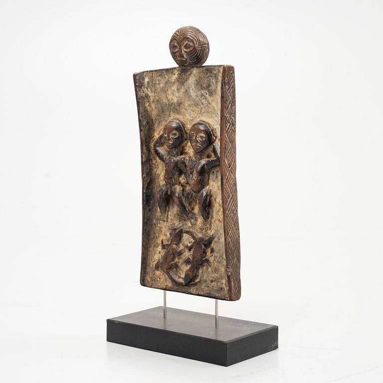 Twelve sculptures, reportedly from Makonde, Tanzania, Luba, Congo, and moore, from the second half of the 20:th century.