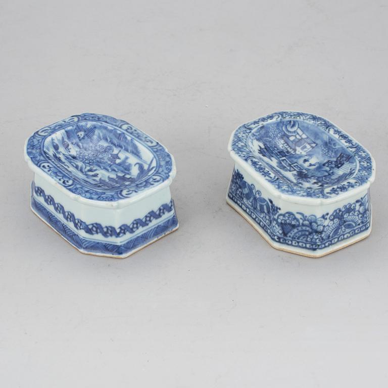 SALTKAR, två stycken, porslin, Kina, Qianlong (1736-1795).