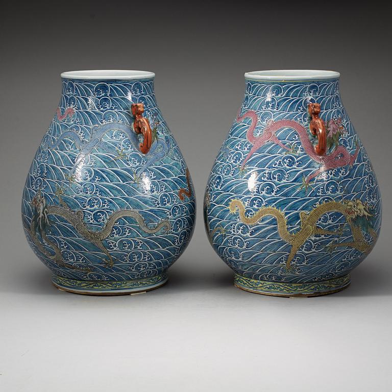 PRAKTURNOR, ett par, porslin. Troligen sen Qingdynasti med Yongzhengs märke.