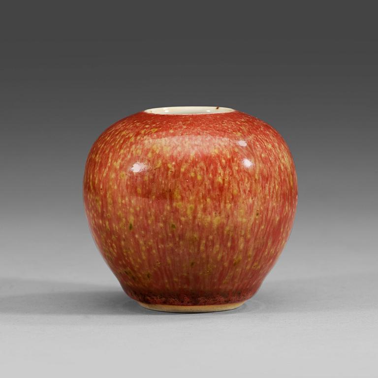 A peach bloom brush pot, late Qing dynasty (1644-1912), with Kangxi six character mark.