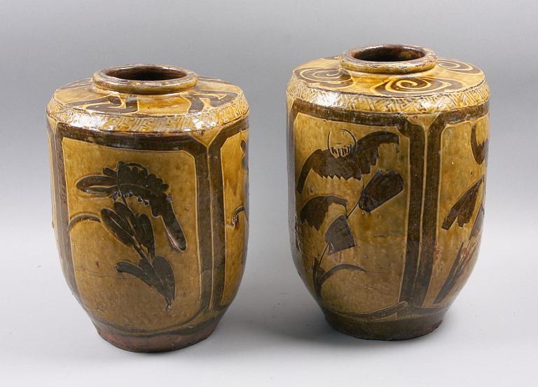 VINKÄRL, 2 st. Lergods, Kina.