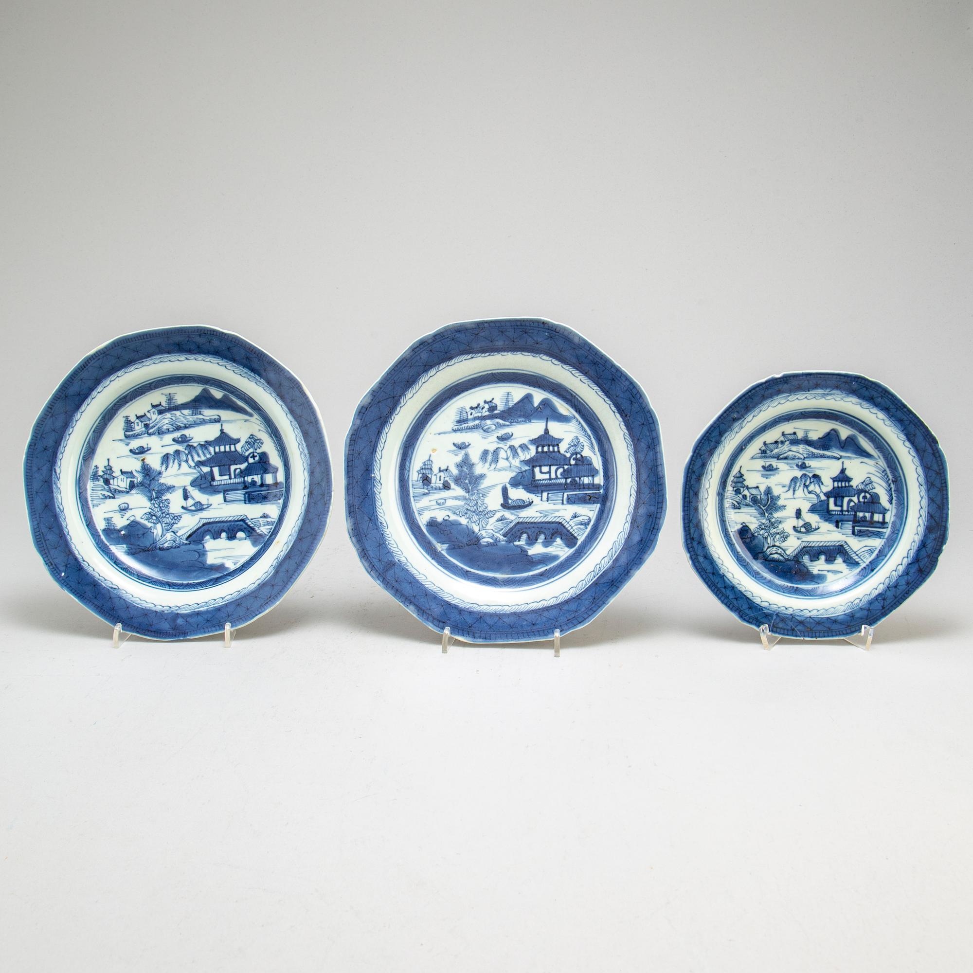 SERVISDELAR, 32 stycken, porslin. Qingdynastin, 1800-tal.