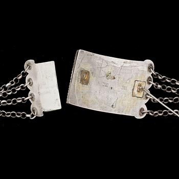DRÄKTSMYCKE, silver. Peter Ohlijn, Karlskrona. Vikt ca. 68 g.