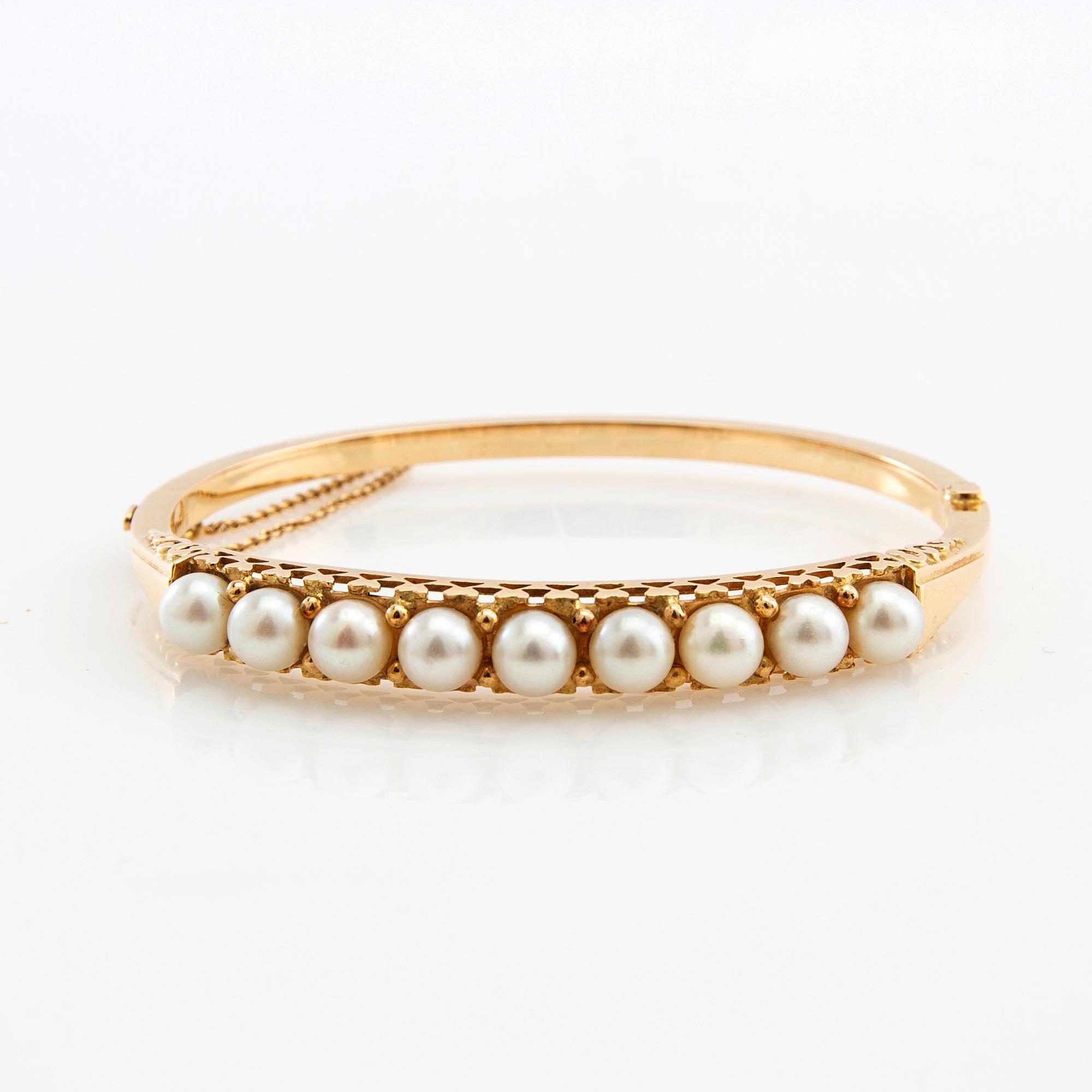 Bracelet 18K gold with cultured pearls.