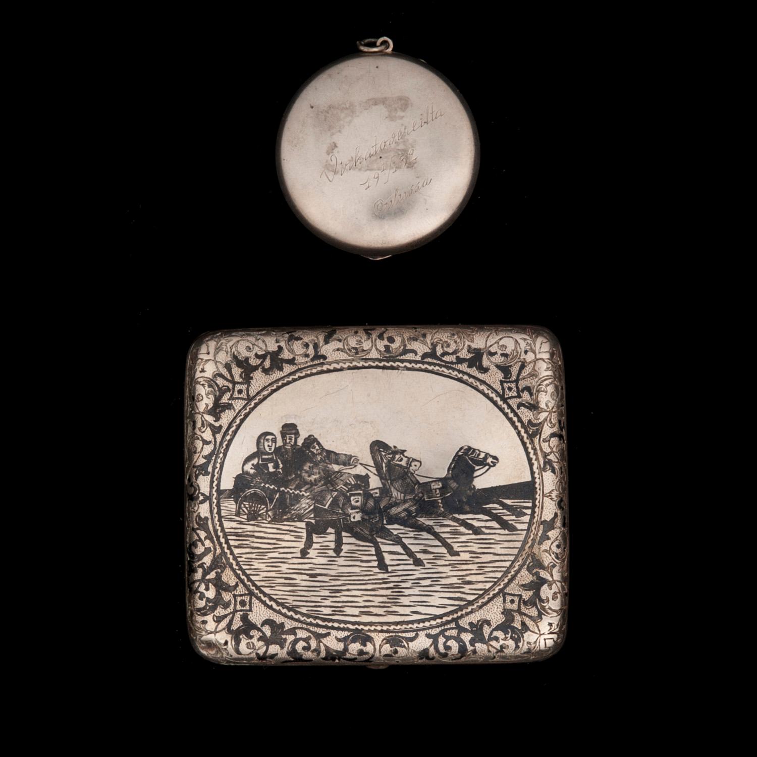 CIGARETTETUI OCH PILLERDOSA, silver, Ryssland och Finland, 1900-talets början.
