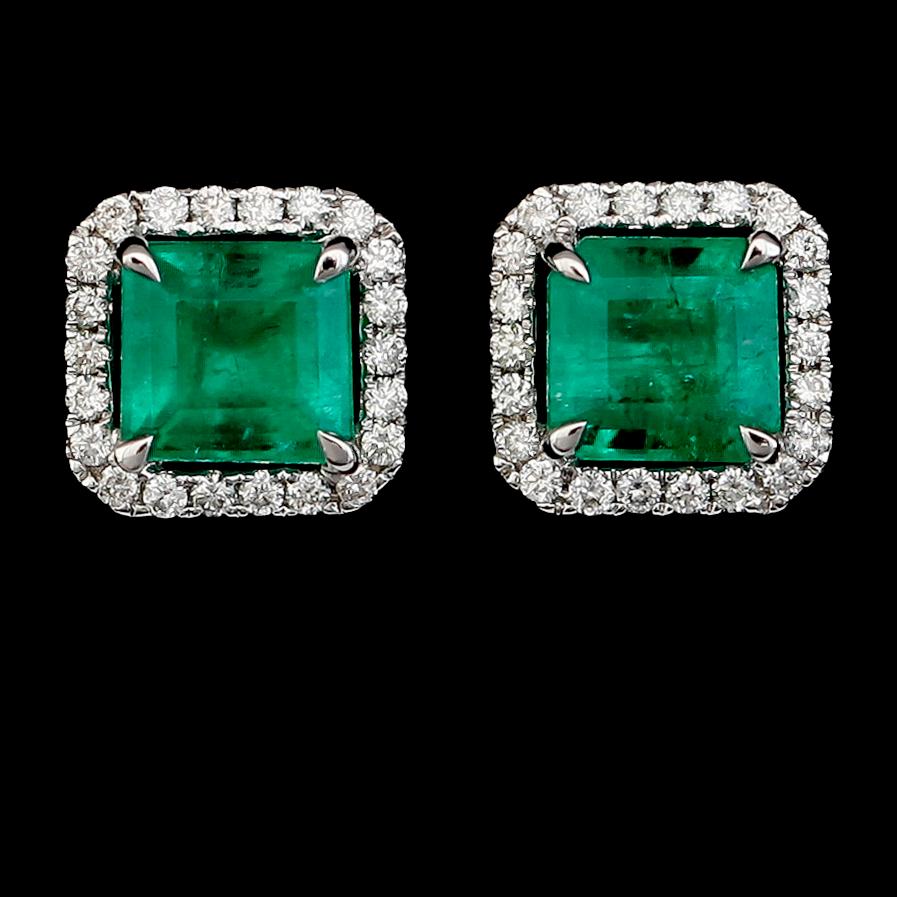 ÖRHÄNGEN, 1 par, 18 k vitguld, briljantslipade diamanter tot 0.21 ct, smaragder tot 1.74 ct. Total vikt ca 3,0 g.