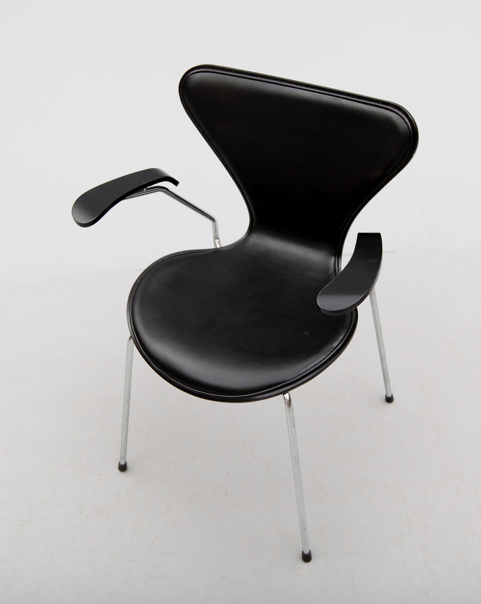 KARMSTOL, "3107", Arne Jacobsen för Fritz Hansen, Danmark, 1900-talets slut.