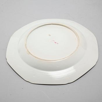 A chinese blue and white serving dish and two plates, 18th century and from the around year 1800.