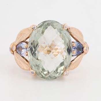 RING, med grön checkerslipad prasiolit, safirer och diamanter.