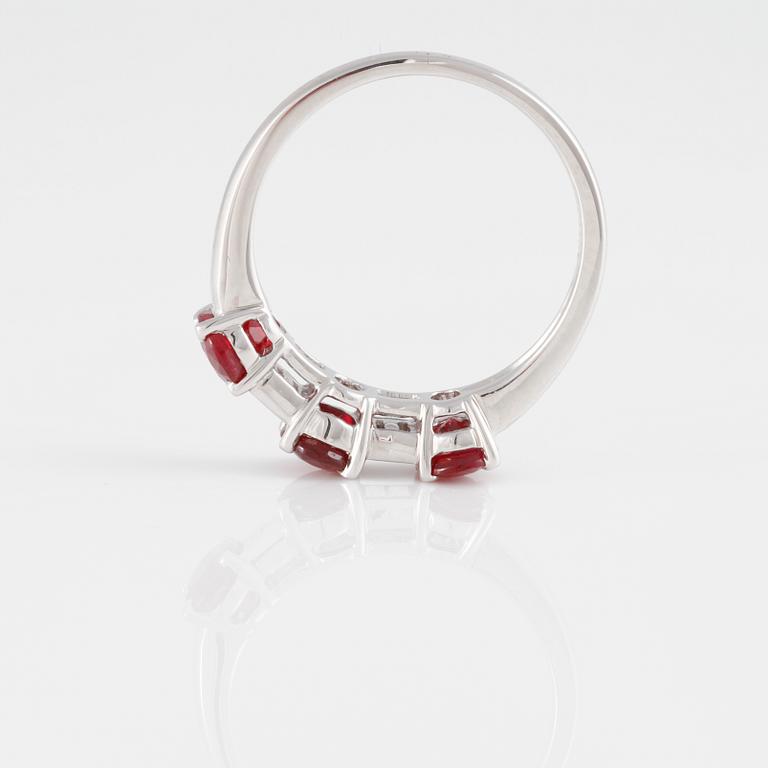 RING, med 3 ovalslipade rubiner ca 1.80 ct samt 4 baguetteslipade diamanter.
