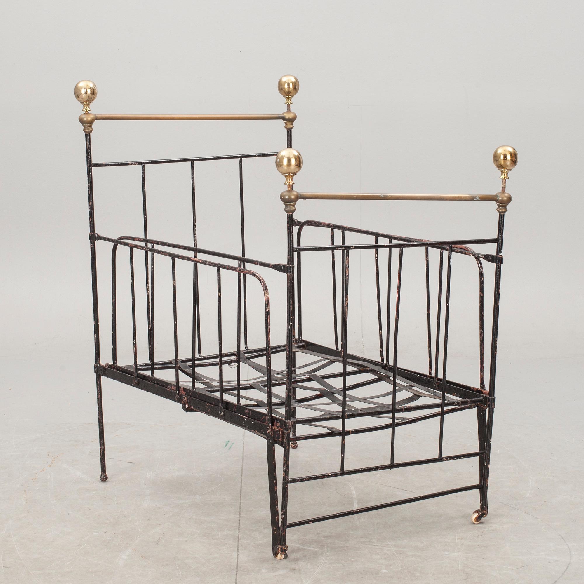 BARNSÄNG, järn, omkring 1900.