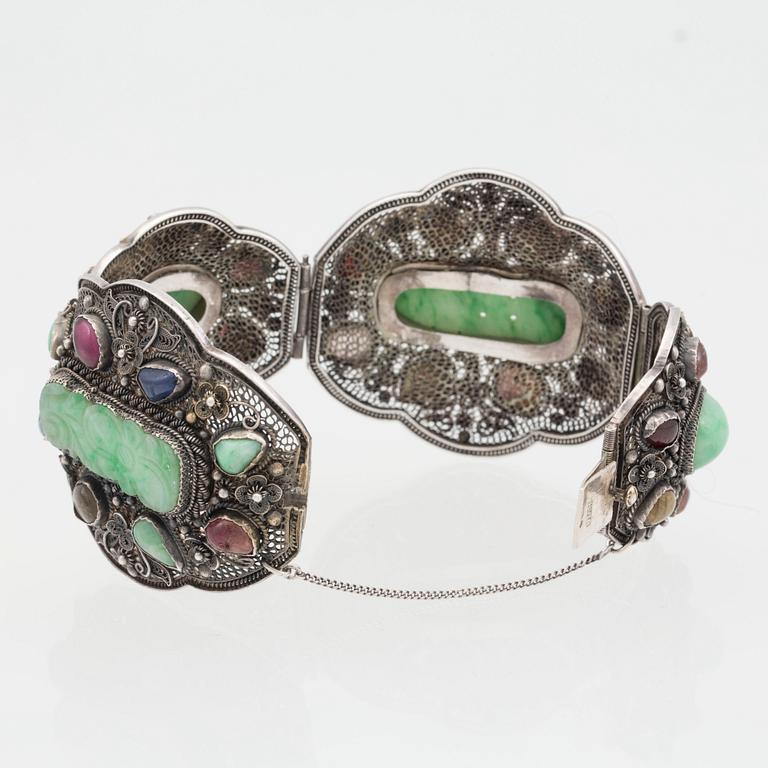 ARMBAND, silver med jade samt olikfärgade stenar. Vikt ca 56 g.