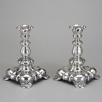 LJUSSTAKAR, ett par. Nysilver, rokokostil, 1900-tal.